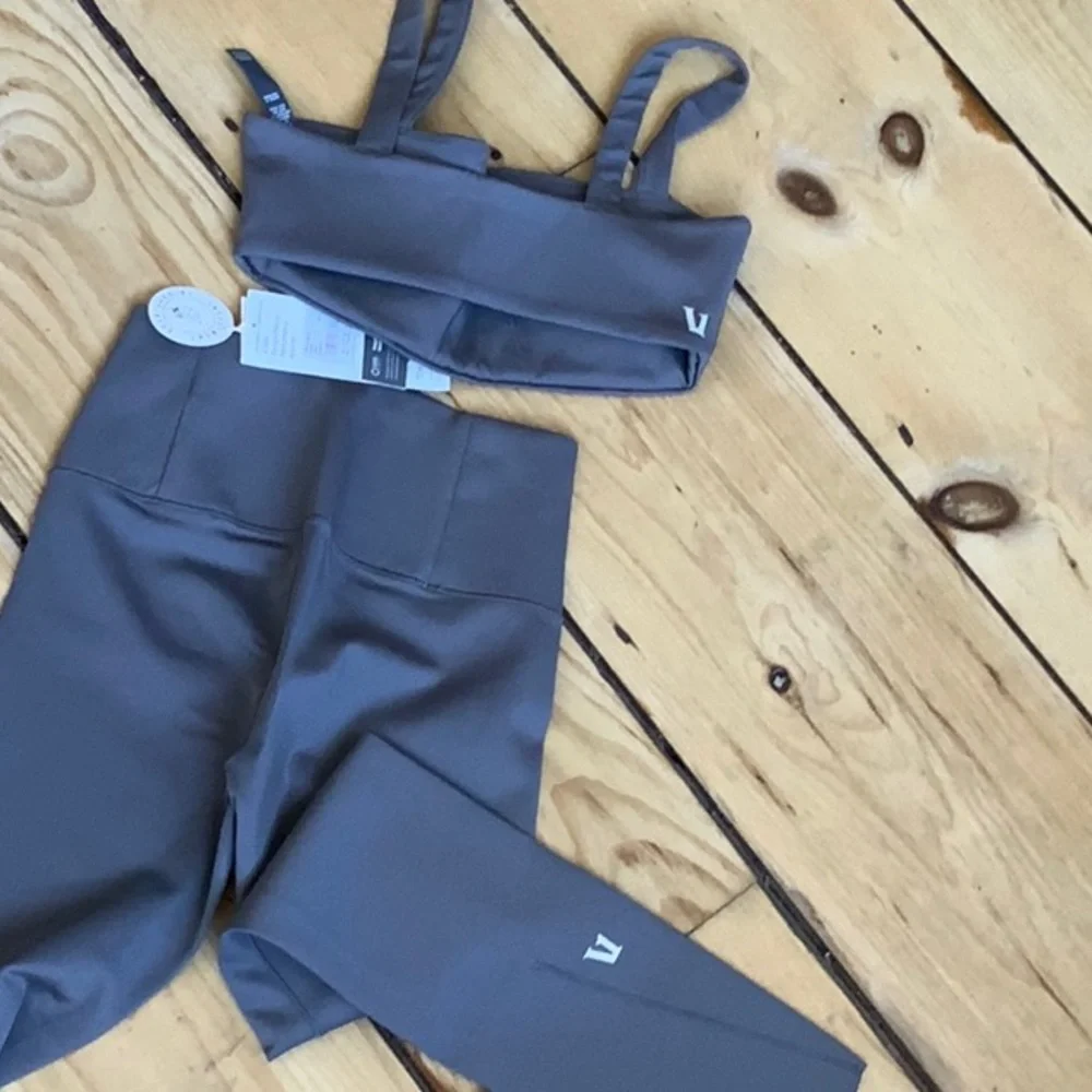Vuori Women's Two-Piece Active Set in Slate Gray - Picture 3 of 3